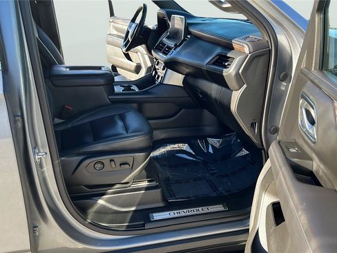 Used 2022 Chevrolet Suburban LT RWD image 13