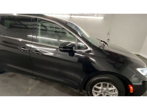 Used 2024 Chrysler Pacifica Touring-L image 2