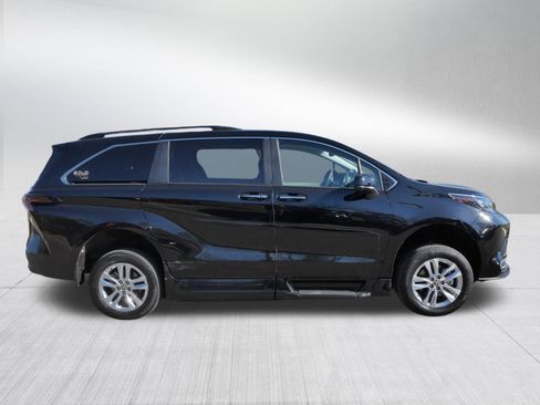 Used 2024 Toyota Sienna XLE w/ XLE Plus Package FWD image 8