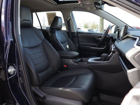Used 2021 Toyota RAV4 XLE Premium image 29