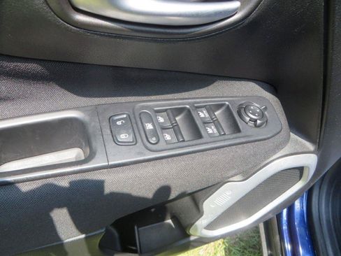 Used 2018 Jeep Renegade Latitude w/ Safety & Security Group FWD image 12
