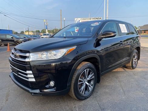 Used 2019 Toyota Highlander LE AWD/4WD image 6