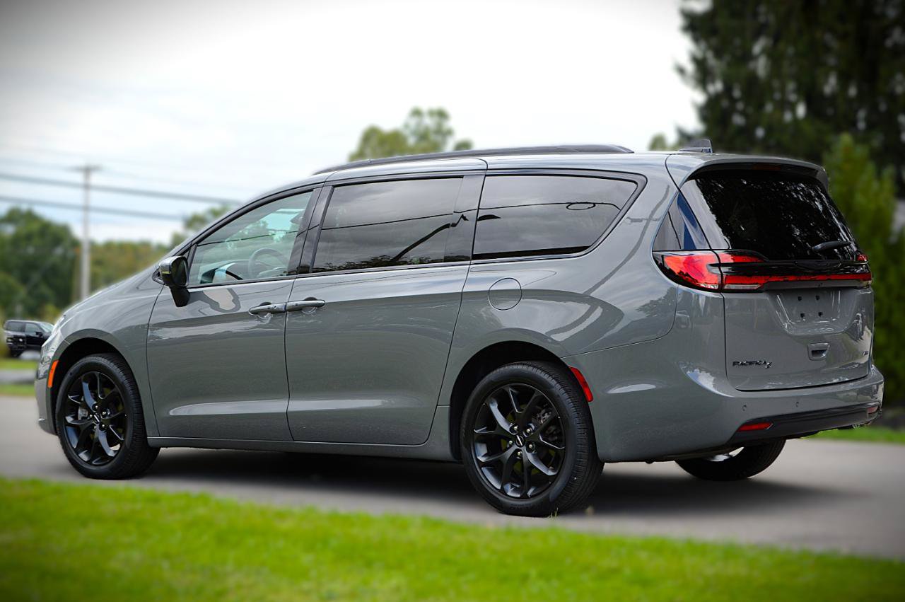 Used 2023 Chrysler Pacifica Touring-L w/ S Appearance Package AWD/4WD image 7