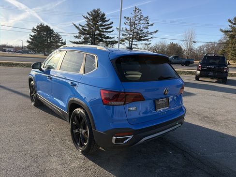 Used 2022 Volkswagen Taos SE w/ Panoramic Sunroof Package image 5