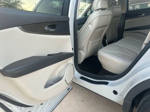 Used 2019 Lincoln Nautilus Select image 17