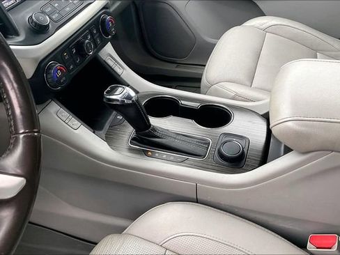 Used 2019 GMC Acadia SLT FWD image 17