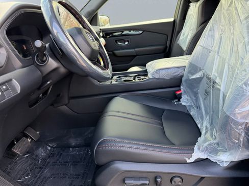 Used 2025 Honda Pilot TrailSport image 11