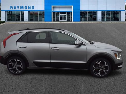 Used 2023 Kia Niro EX Touring image 2