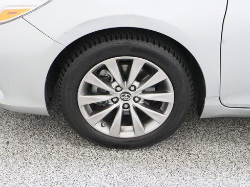 Used 2016 Toyota Camry XLE w/ Moonroof Package FWD image 11