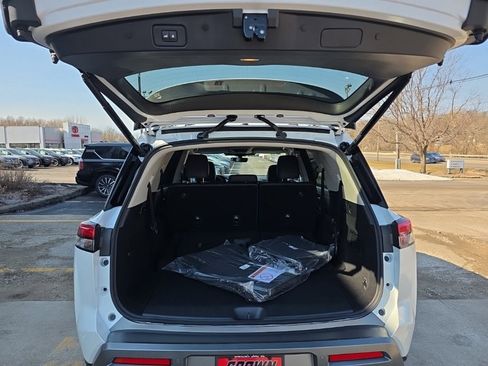 New 2026 Nissan Pathfinder SL image 7