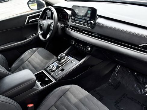 Used 2023 Mitsubishi Outlander LE image 19