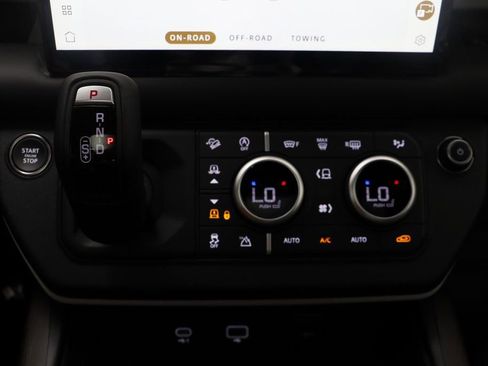 Used 2024 Land Rover Defender 110 SE image 13