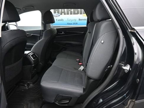 Used 2020 Kia Sorento LX image 9