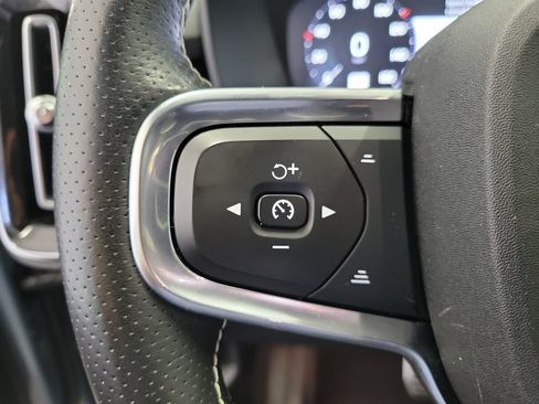 Used 2021 Volvo XC40 T4 R-Design w/ Climate Package FWD image 23
