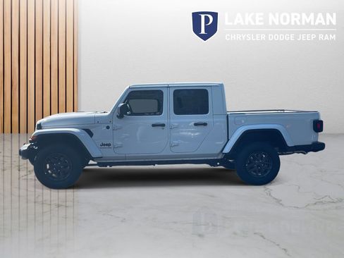 New 2025 Jeep Gladiator Sport image 4