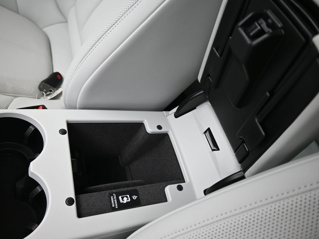 Certified 2025 Porsche Macan AWD/4WD image 17