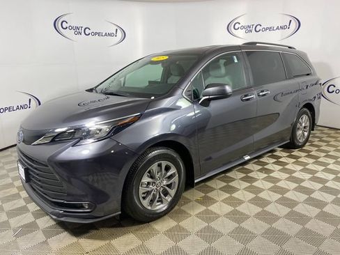 Used 2025 Toyota Sienna XLE w/ XLE Plus Package image 3