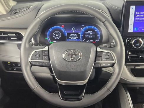 Used 2024 Toyota Highlander Limited image 24