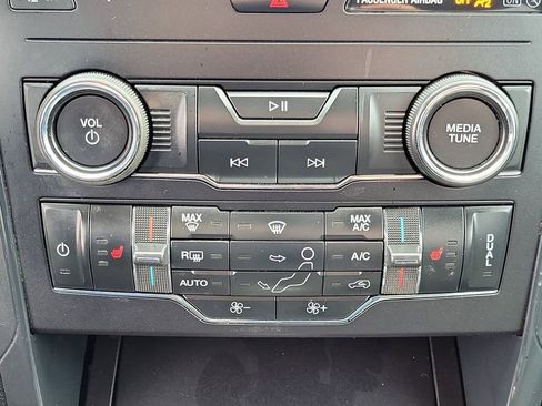 Used 2019 Ford Explorer XLT AWD/4WD image 29
