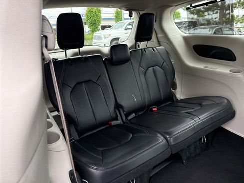 Used 2022 Chrysler Pacifica Touring-L FWD image 11