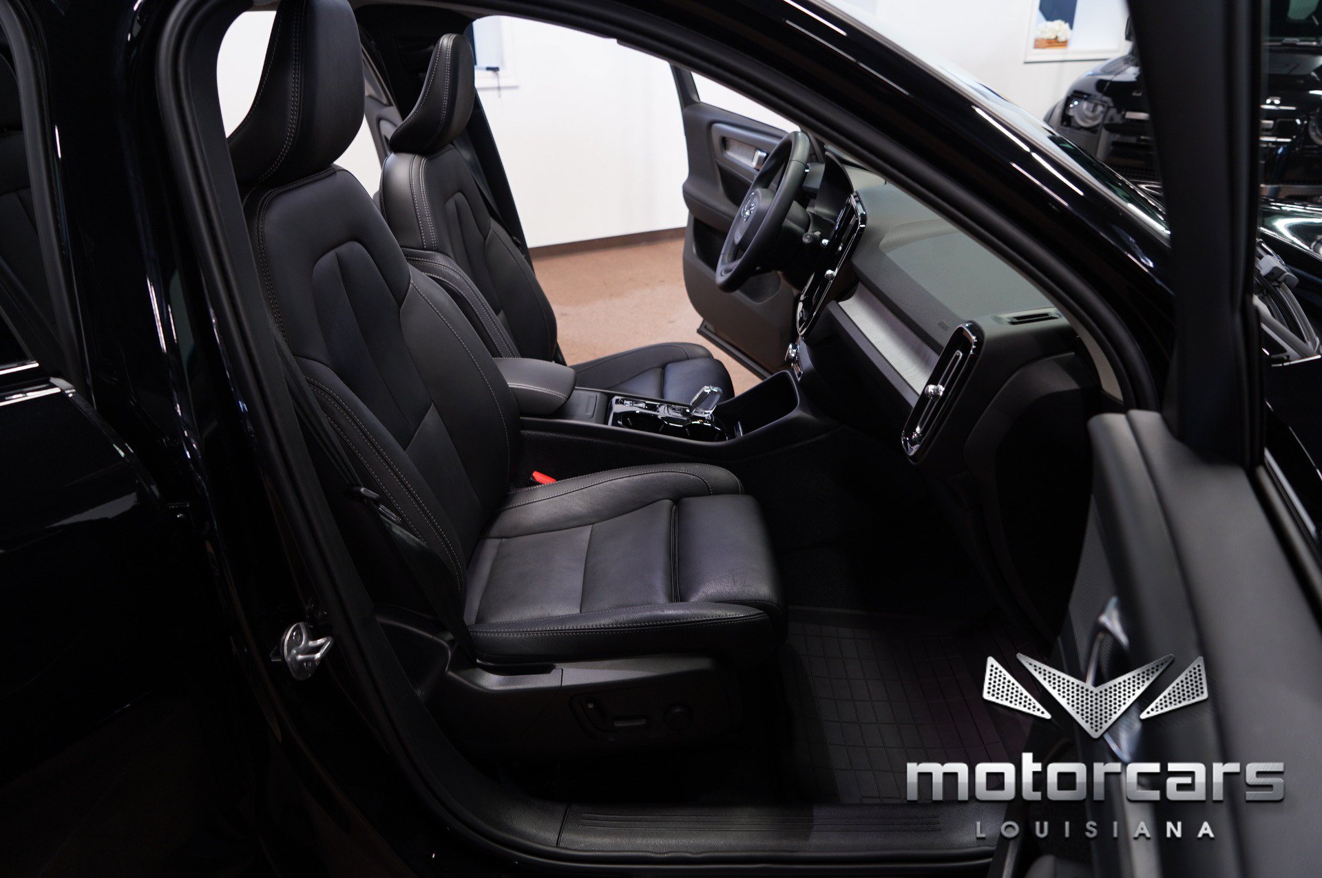 Used 2024 Volvo XC40 B5 Plus w/ Protection Package Premier AWD/4WD image 29