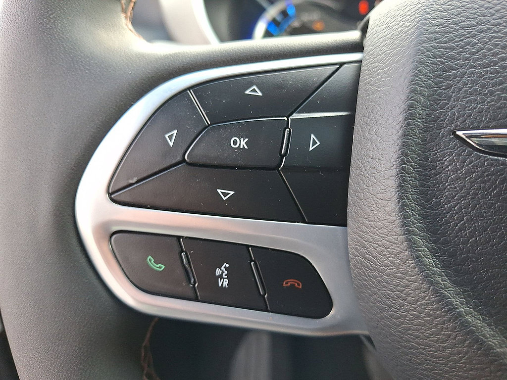 Used 2025 Chrysler Pacifica Pinnacle FWD image 23