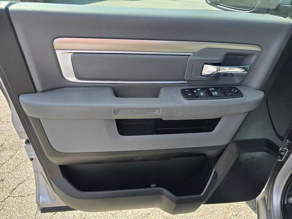 Used 2020 RAM 1500 Classic SLT RWD image 9