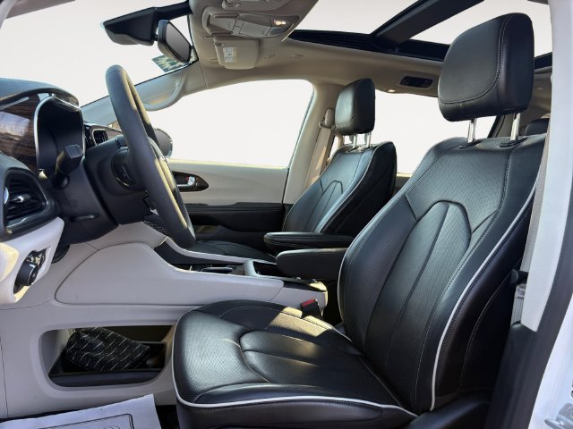 Used 2023 Chrysler Pacifica Limited FWD image 9