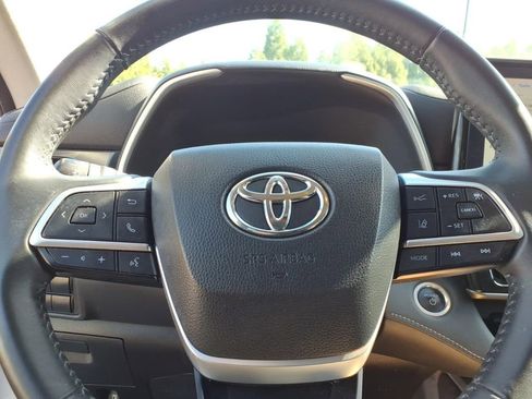 Used 2024 Toyota Highlander XLE image 20