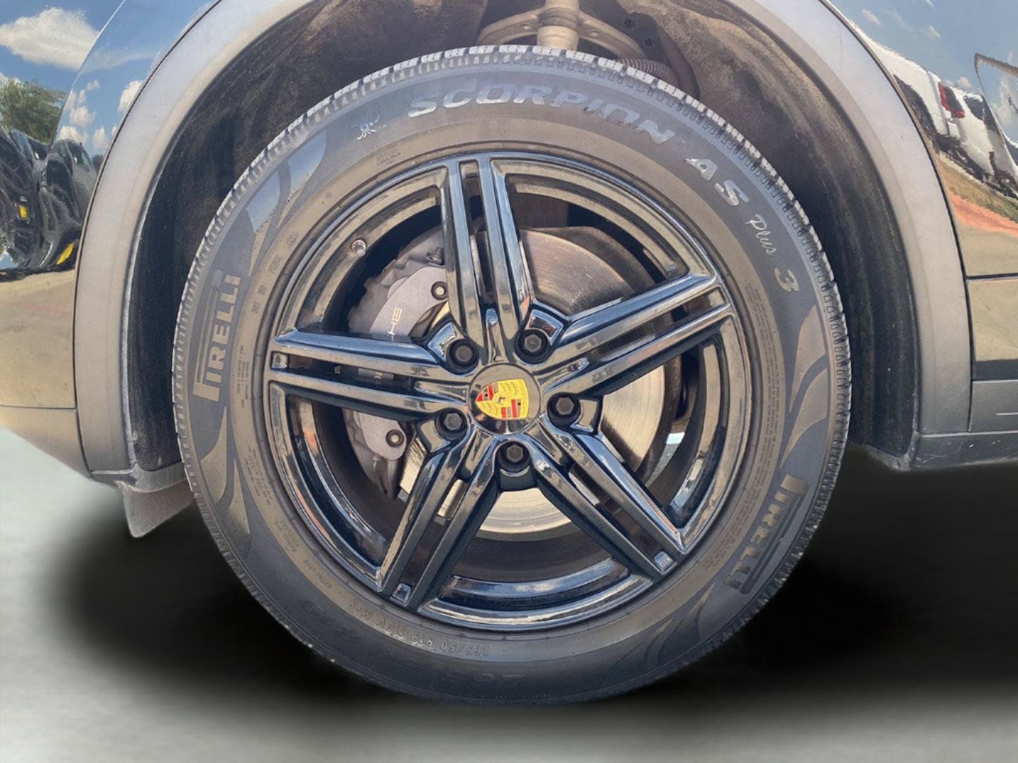 Used 2014 Porsche Cayenne Platinum Edition AWD/4WD image 11
