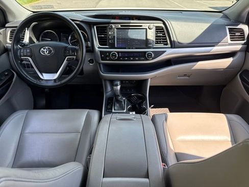 Used 2019 Toyota Highlander XLE AWD/4WD image 19