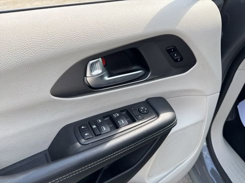 Used 2023 Chrysler Pacifica Touring-L FWD image 23