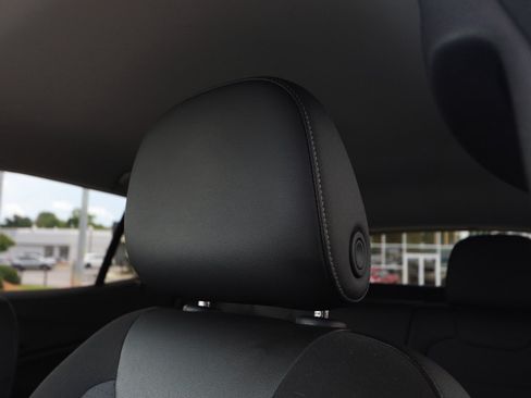 Used 2025 Chevrolet Trax LT w/ LT Convenience Package FWD image 19