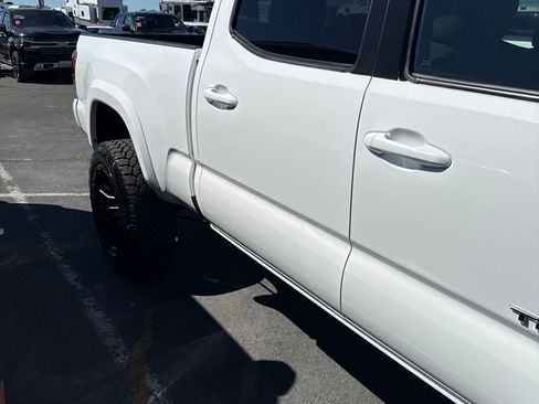 Used 2017 Toyota Tacoma TRD Sport AWD/4WD image 6