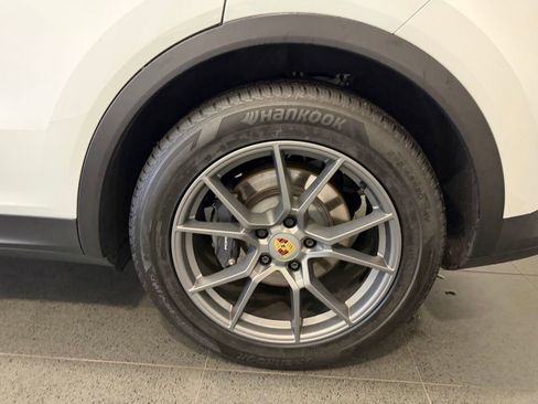 Certified 2024 Porsche Cayenne AWD/4WD image 11