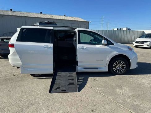 Used 2019 Toyota Sienna XLE w/ XLE Navigation Package FWD image 46