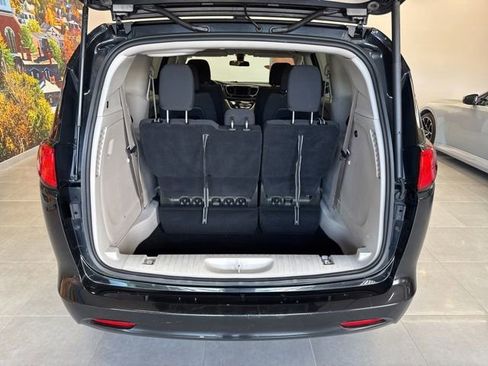 Used 2022 Chrysler Voyager LX image 39