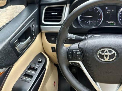 Used 2017 Toyota Highlander Limited Platinum AWD/4WD image 29