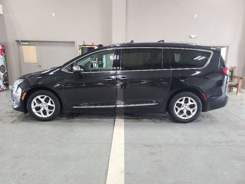 Used 2020 Chrysler Pacifica Limited image 1