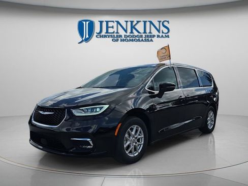 Certified 2024 Chrysler Pacifica Touring-L image 1