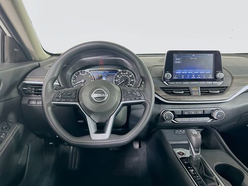 Used 2025 Nissan Altima 2.5 SV image 17