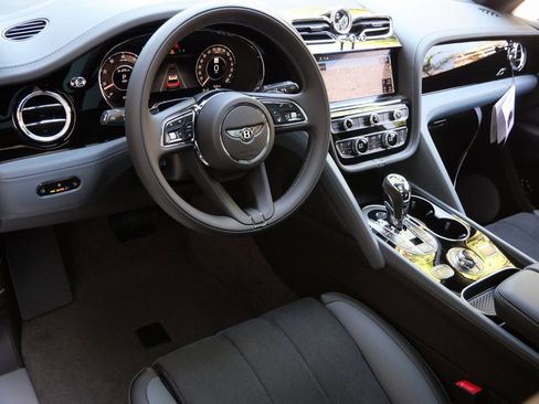 Used 2025 Bentley Bentayga AWD/4WD image 11