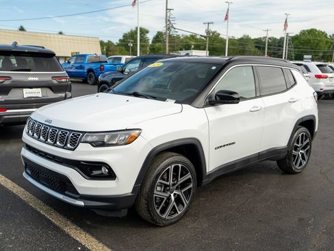 Used 2025 Jeep Compass Limited AWD/4WD image 2