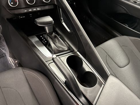 Used 2025 Hyundai Elantra SE image 9