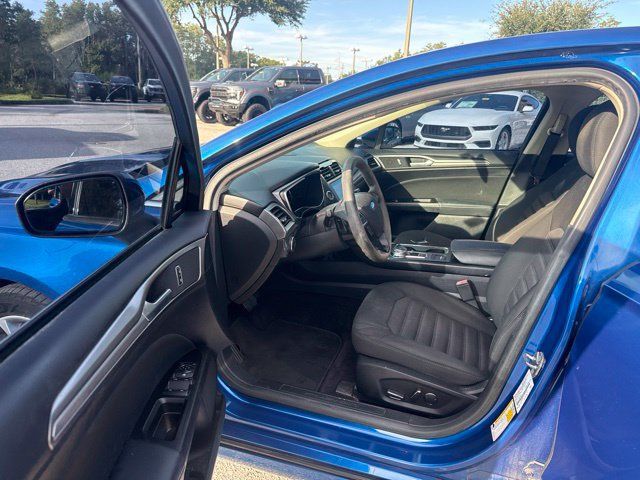 Used 2017 Ford Fusion SE w/ Fusion SE Technology Package FWD image 13