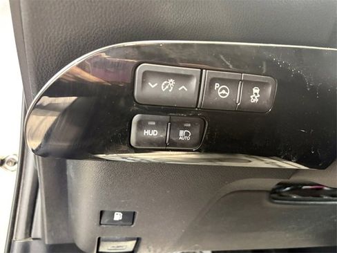 Used 2018 Toyota Prius Two image 17