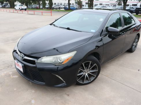 Used 2017 Toyota Camry XSE FWD image 4
