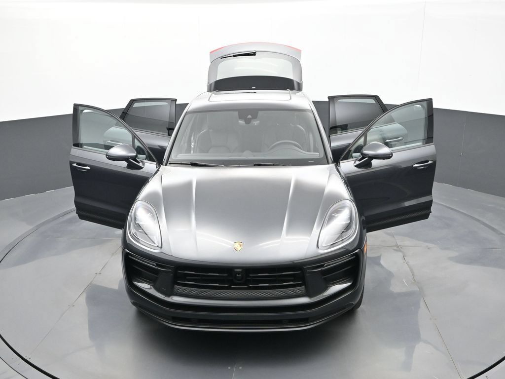 Certified 2025 Porsche Macan AWD/4WD image 31