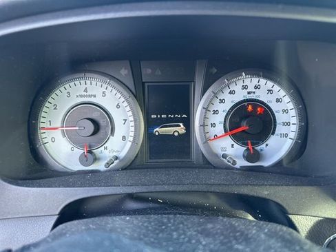 Used 2017 Toyota Sienna SE Premium image 2