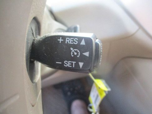 Used 2005 Toyota Highlander 4WD V6 w/ 3rd Row image 35